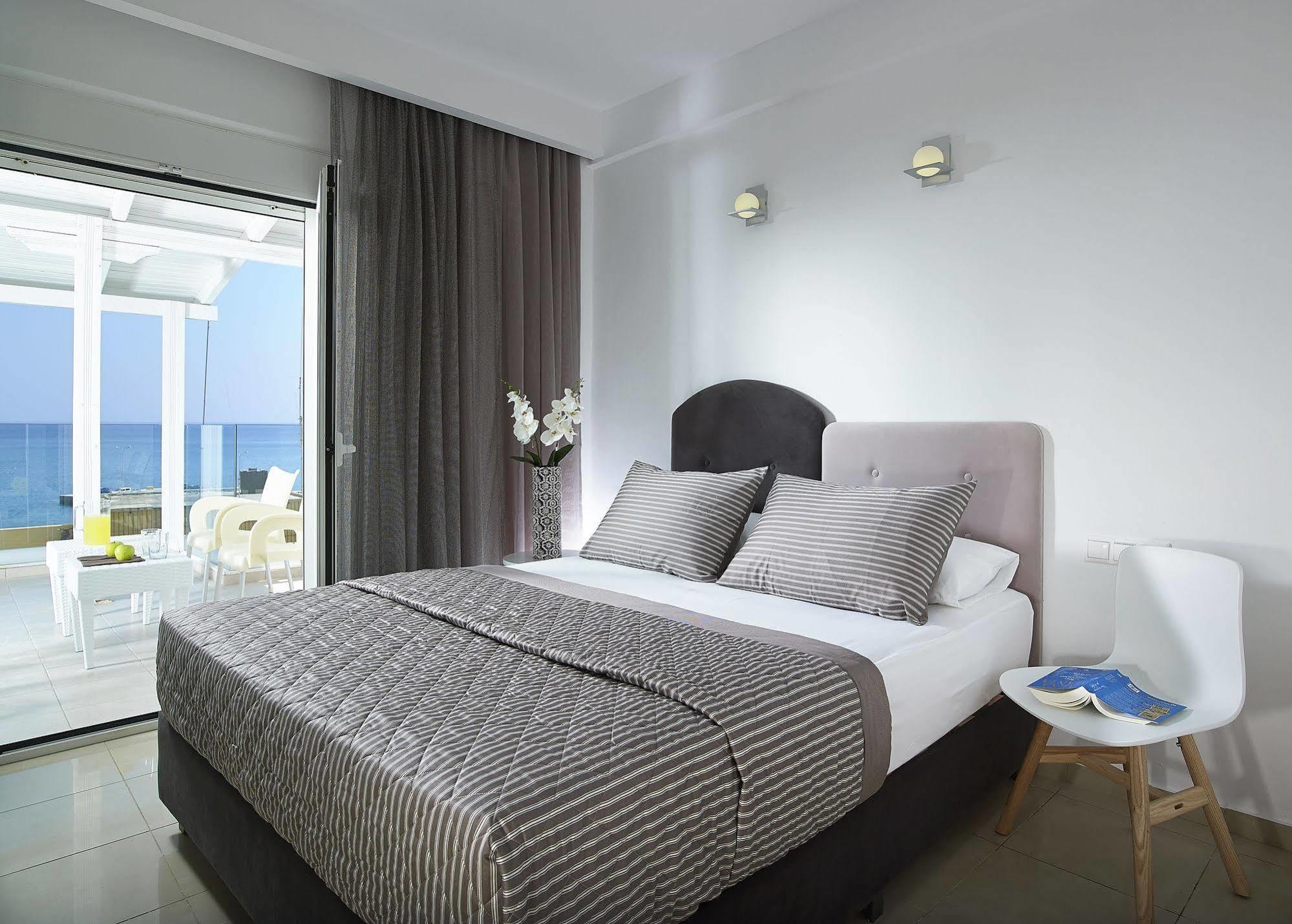 Coral Hotel Ierápetra エクステリア 写真
